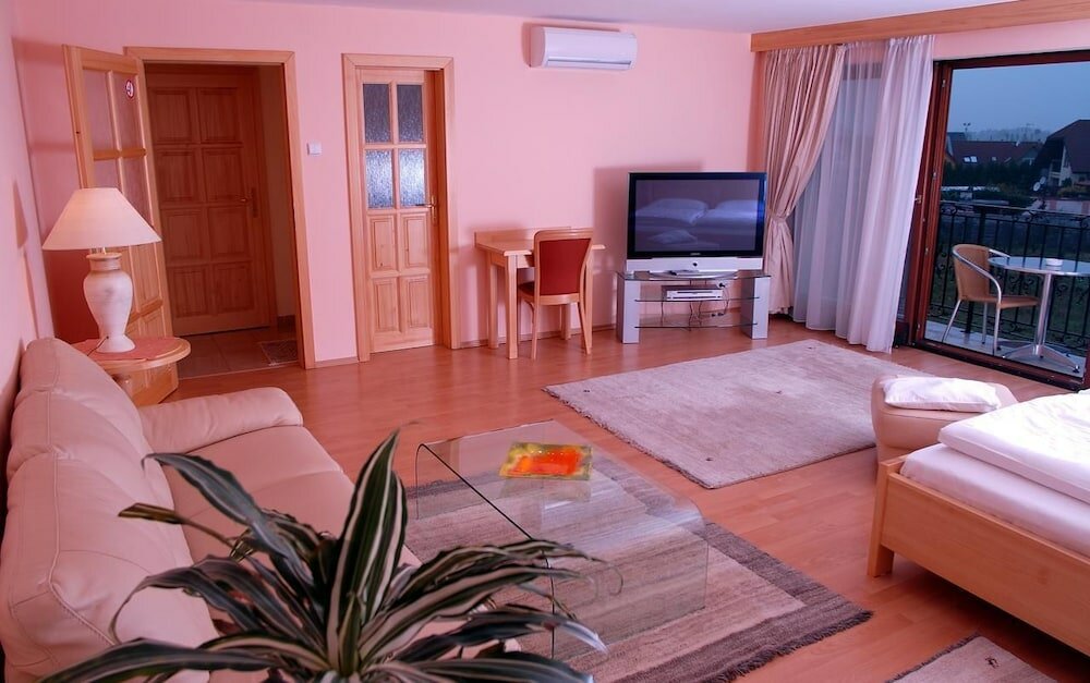 Фото Hotel Karpatsky Dvor