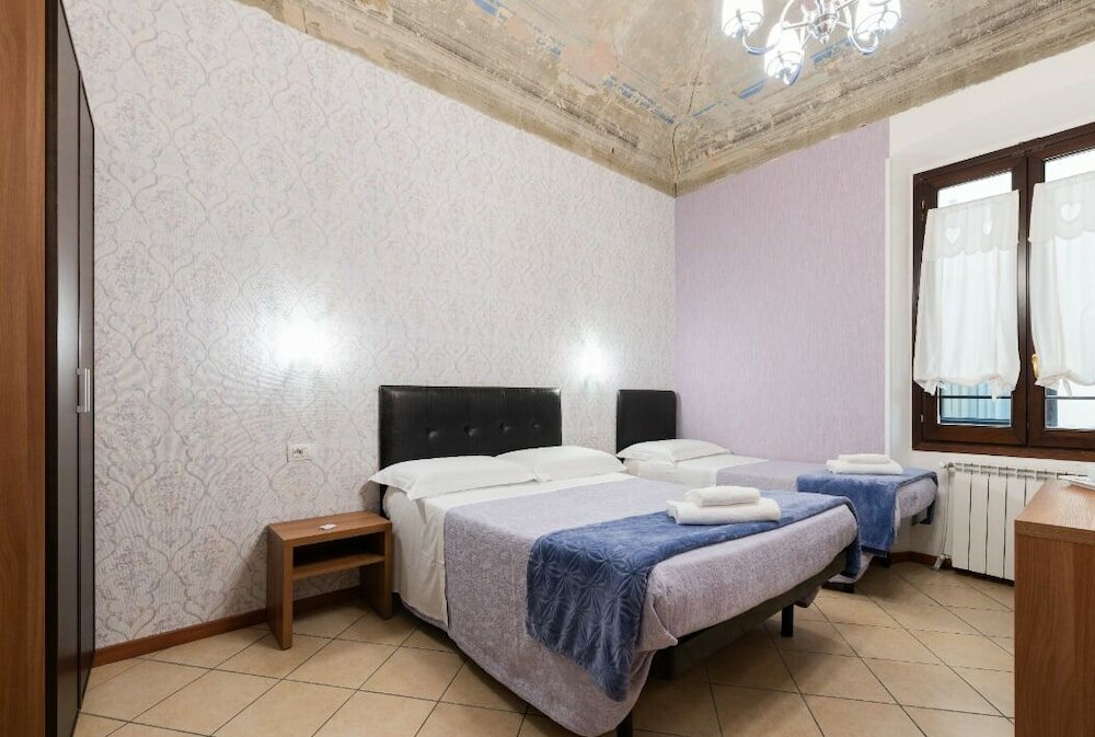 Фото Adelaide House