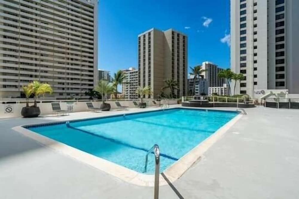 Фото 7th Floor Garden View Condo In Walking Distance to Waikiki Beach by Redawning