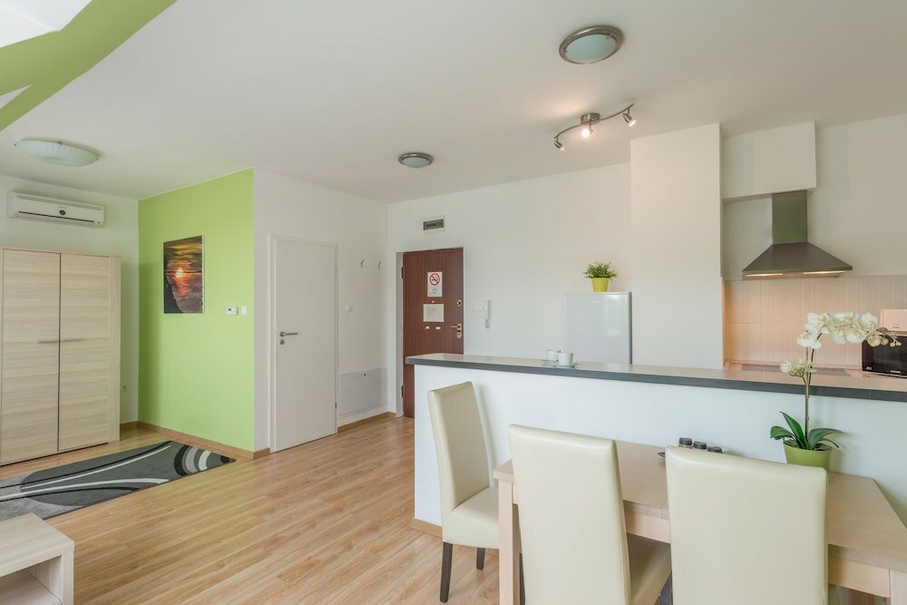 Фото Corvin Plaza Apartments and Suites