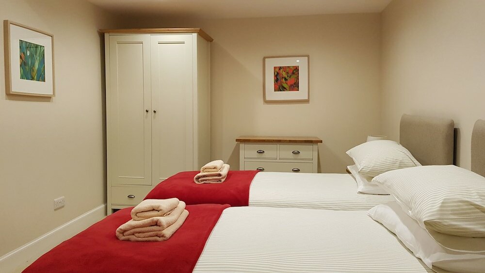 Фото Authentic Central 3-Bedroom Apartment