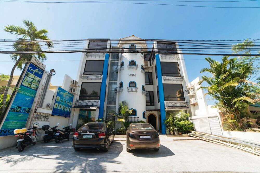 Фото RedDoorz Plus @ Aguirre Avenue Bf Homes