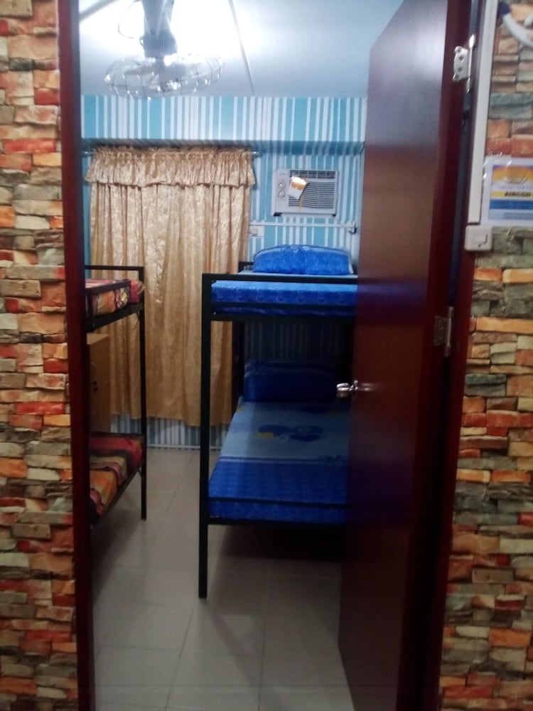 Фото Хостел Samanakan's Seafarers Condotel