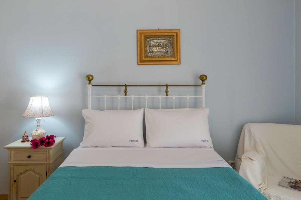 Фото Sidewalk Apartment