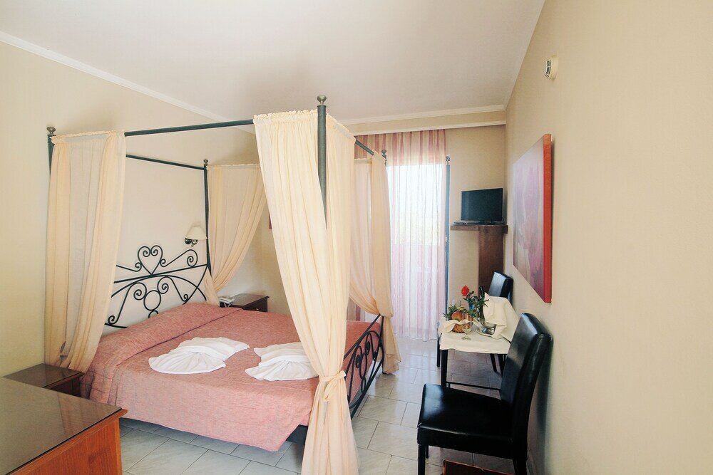 Фото Roselands Hotel Bungalows