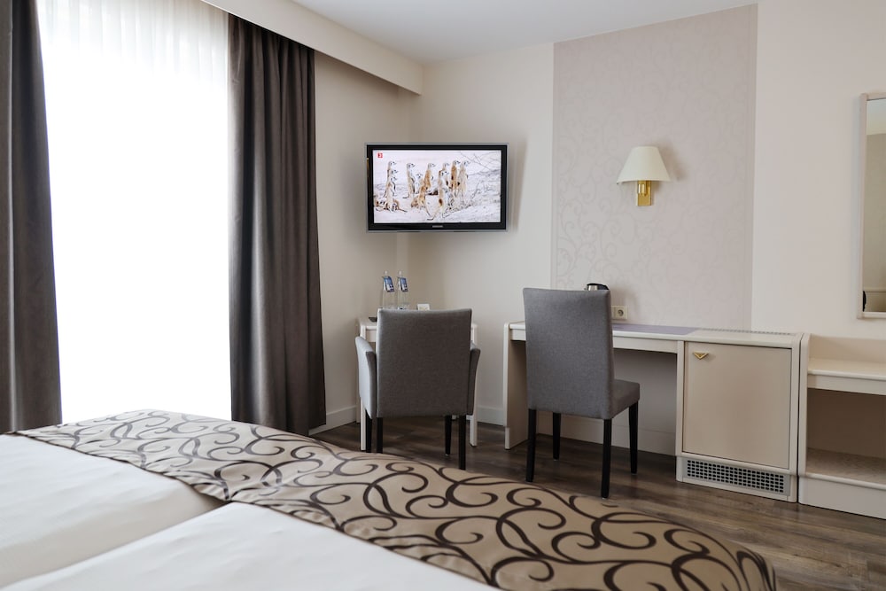 Фото Hotel Märkischer Hof