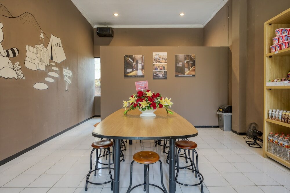 Фото RedDoorz Hostel near Malang Train Station 3