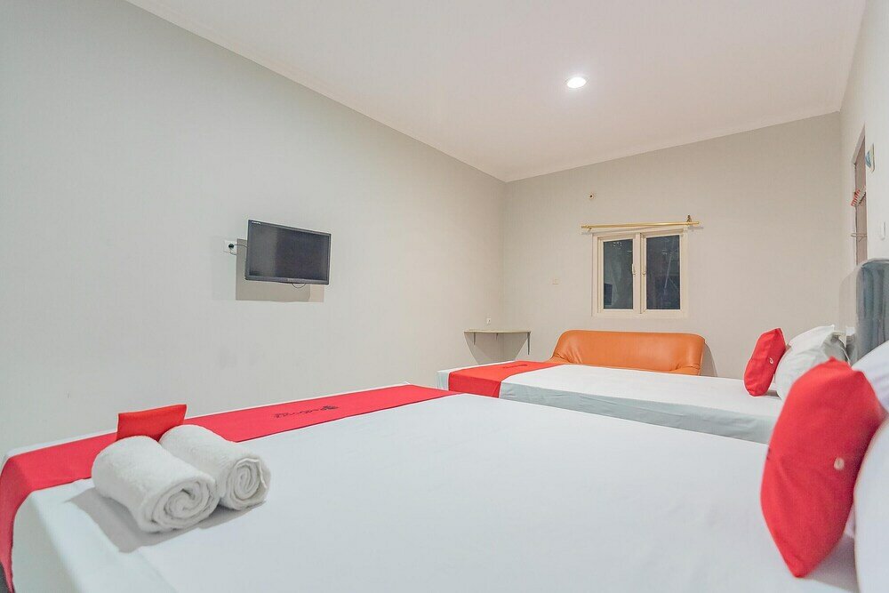 Фото RedDoorz Plus @ Bukit Cinta Street