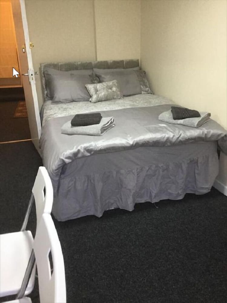 Фото Broadstone House near Glasgow Airport