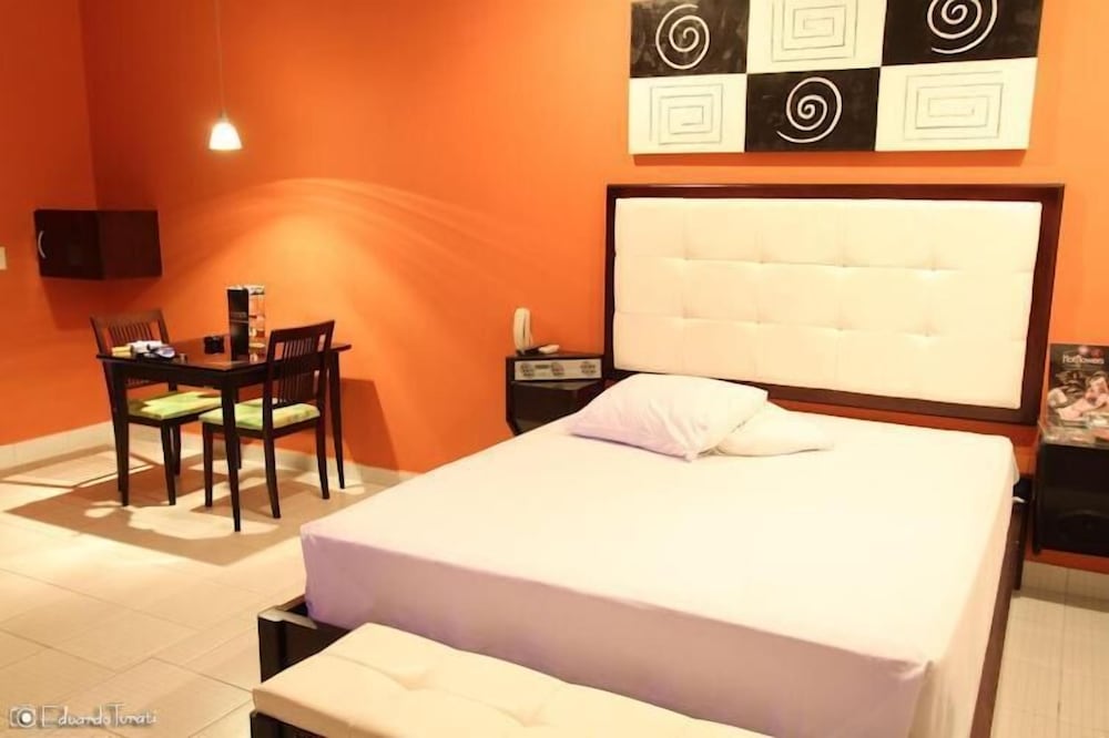 Фото Liverpool Hotel & Motel