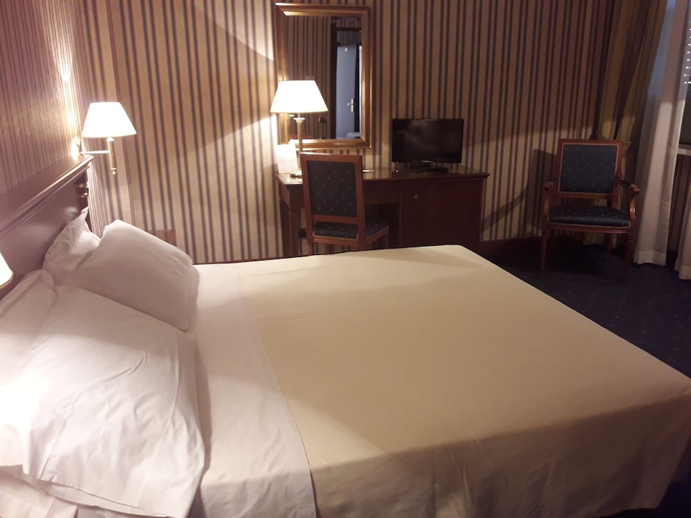 Фото Hotel Jolly