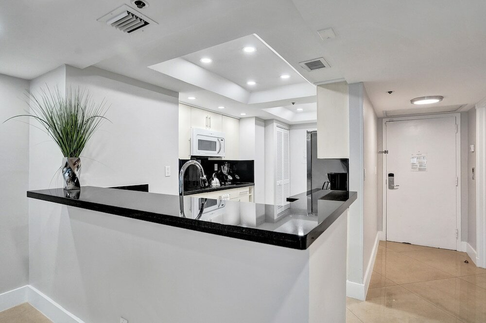 Фото 3 Bedroom Condo With Stunning Balcony View