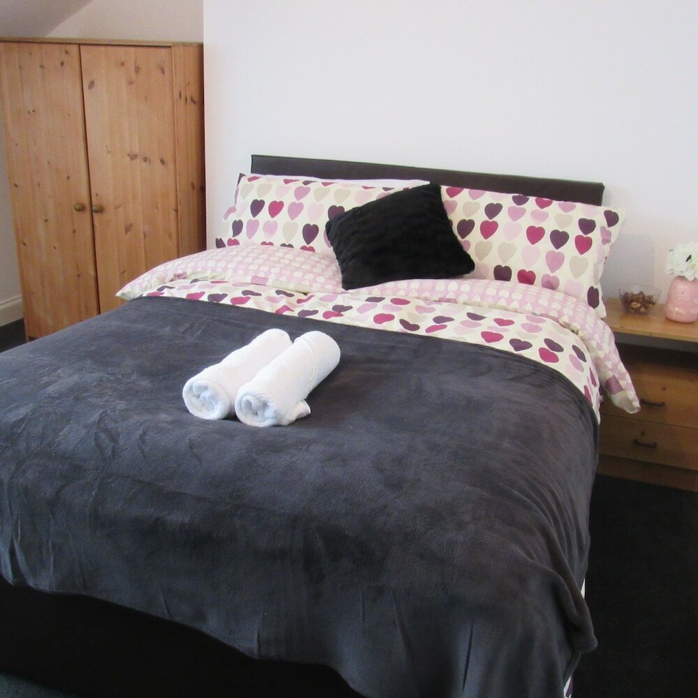 Фото Spacious Flat Fenham