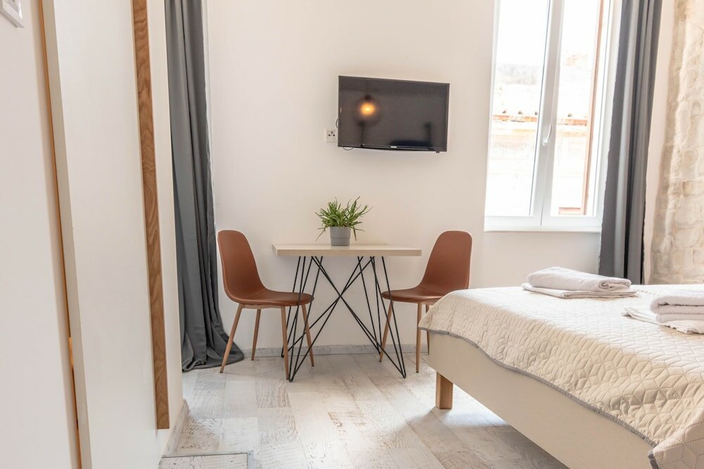 Фото City Center Studio Apartments L&b