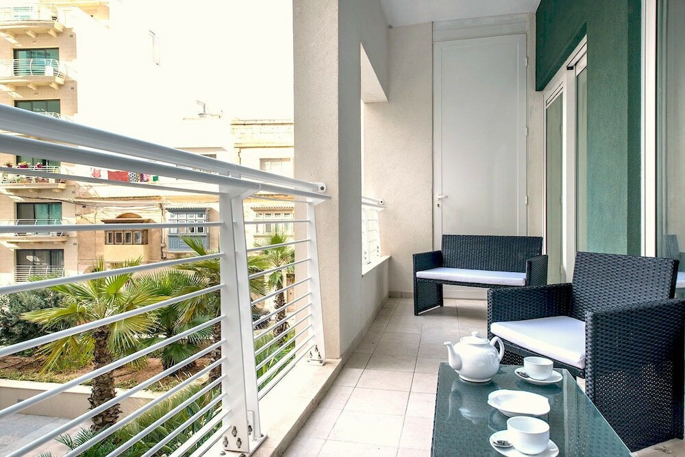 Фото Luxury Apt with Side Sea Views & Pool, Top Location