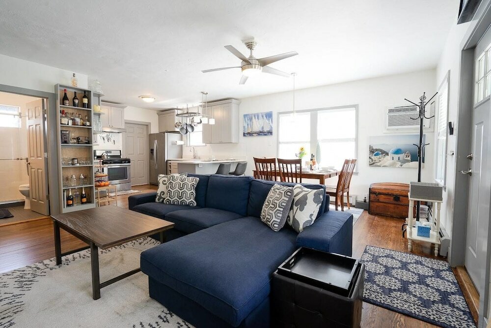 Фото The Beautiful Berkley Homestead Walk to Tennyson