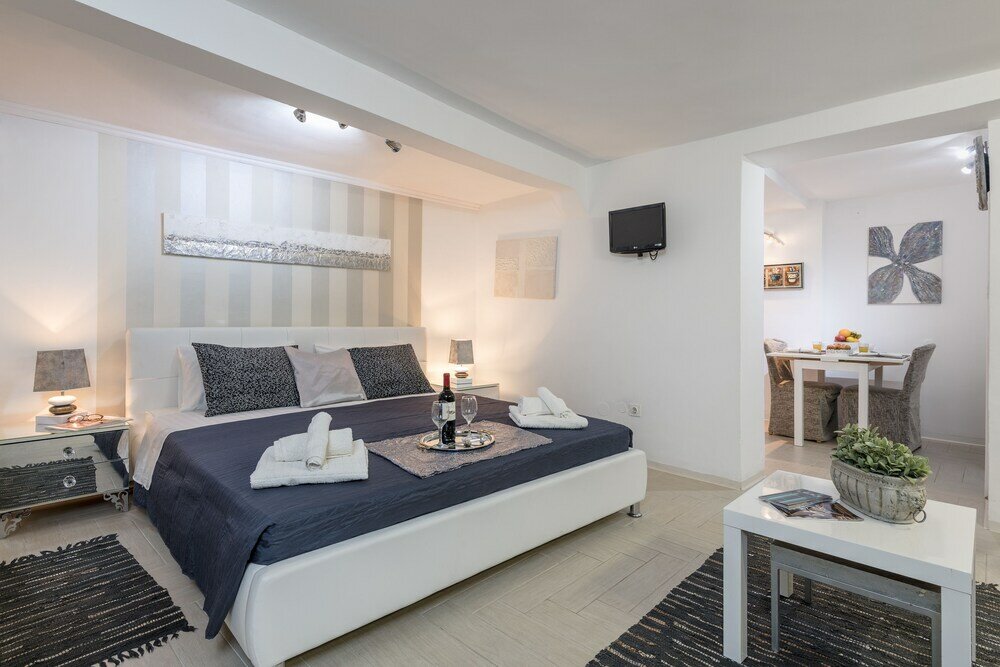 Фото Old Town Center Studio Apartments