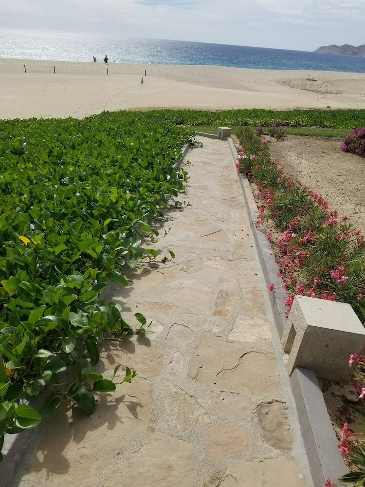 Фото 1 Minute to the Sand