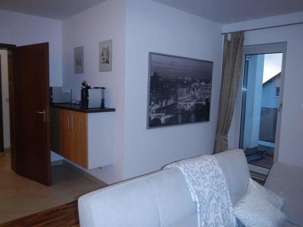 Фото Großzügiges Zweiraumapartment Troisdorf