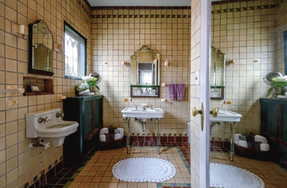 Фото Mathis House, A Victorian Bed & Breakfast and Tea Room at 600 Main