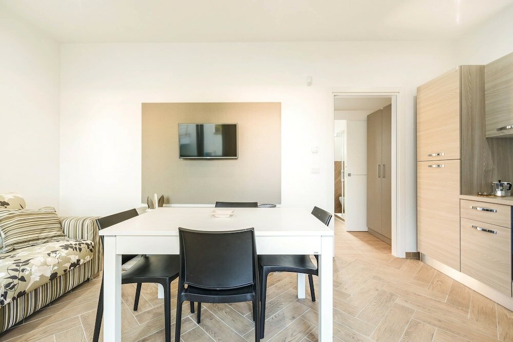 Фото Absolute Suite Apartments