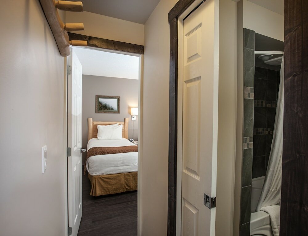 Фото Swiss Chalet Motel