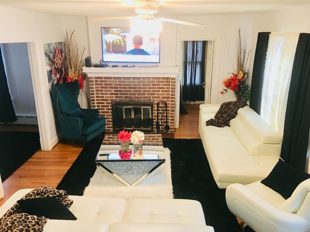 Фото Upscaled Home in a Quiet Neighborhood