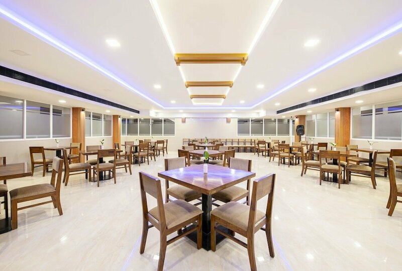 Гостиница Sunstar Residency & Food Plaza Pala