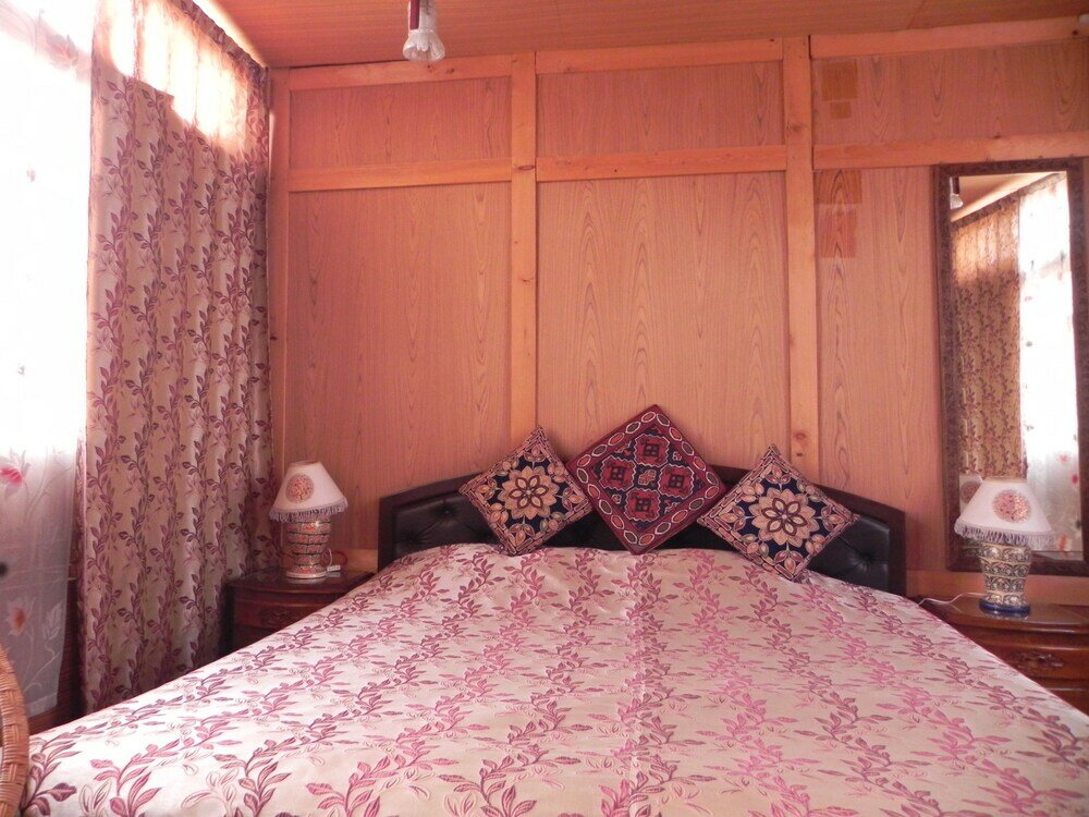 Фото Shabrose Heritage Houseboats