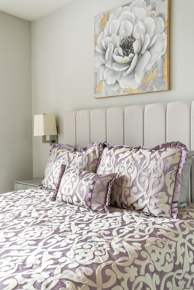 Фото Simply Comfort, Stylish Downtown Apartment