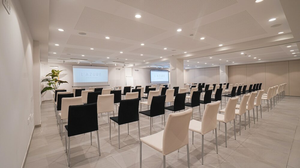 Фото L’Azure Hotel