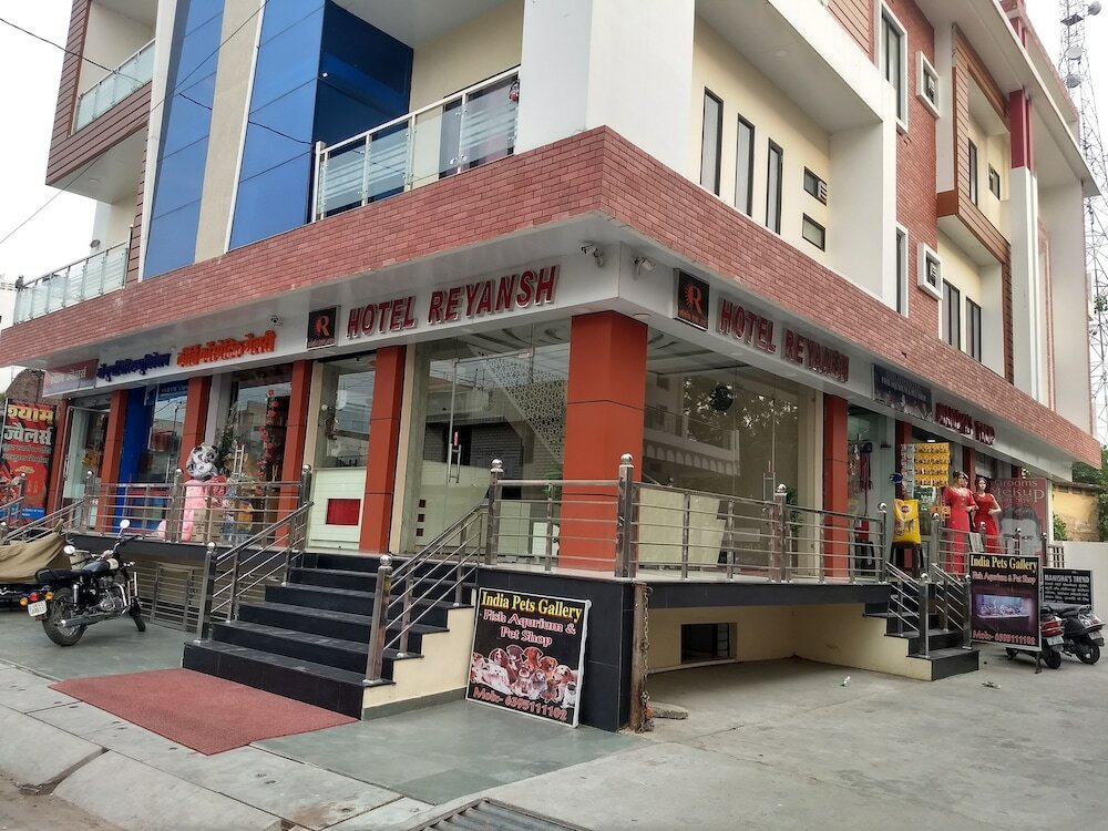 Фото Hotel Reyansh