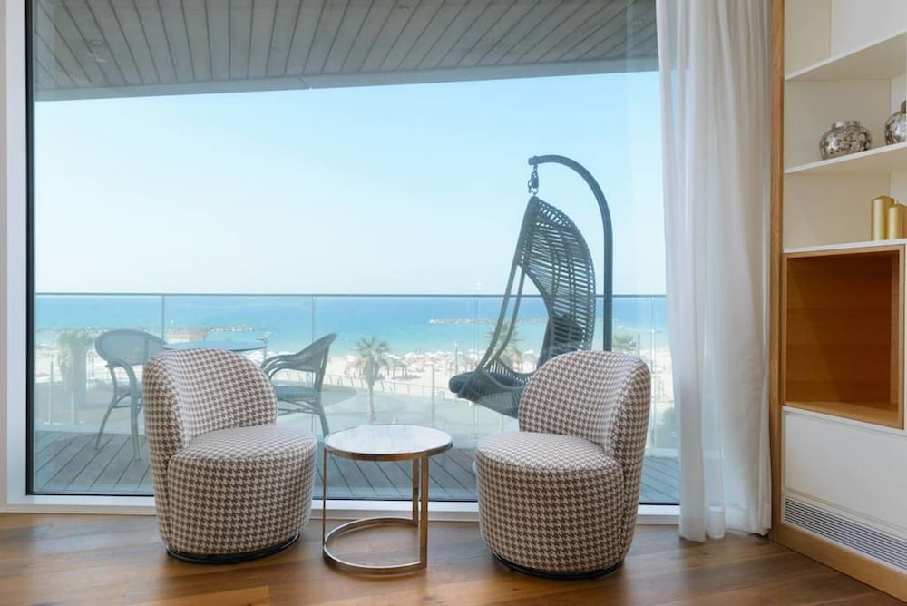 Фото Luxury 2br on the water by HolyGuest