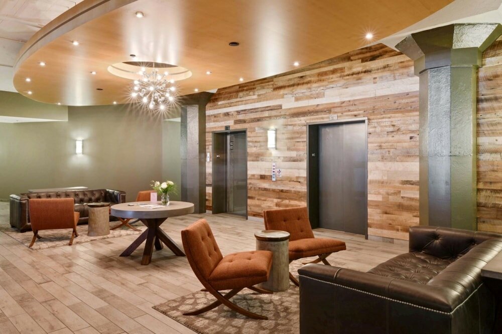 Фото Bluebird Suites at the Warehouse District