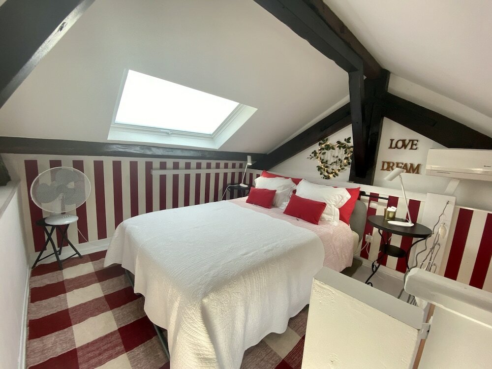 Фото Studios with Mezzanine Rua da Moeda