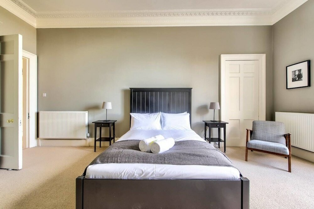 Фото Bright and Spacious 4-bedroom Apart in Stockbridge