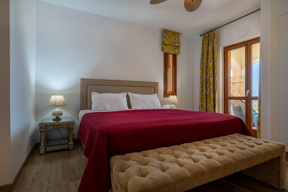 Фото Stunning 3 bedroom villa 'bz01' with private pool, stunning views, communal pool and resort facilities, Zephyros Village on Aphrodite Hills Re