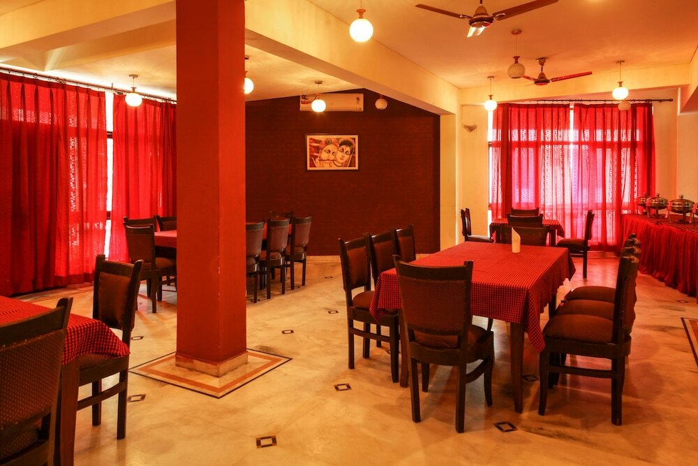 Фото Hotel Neeraj Bhawan