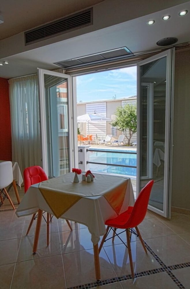 Фото Sun & Sea Luxury Hotel