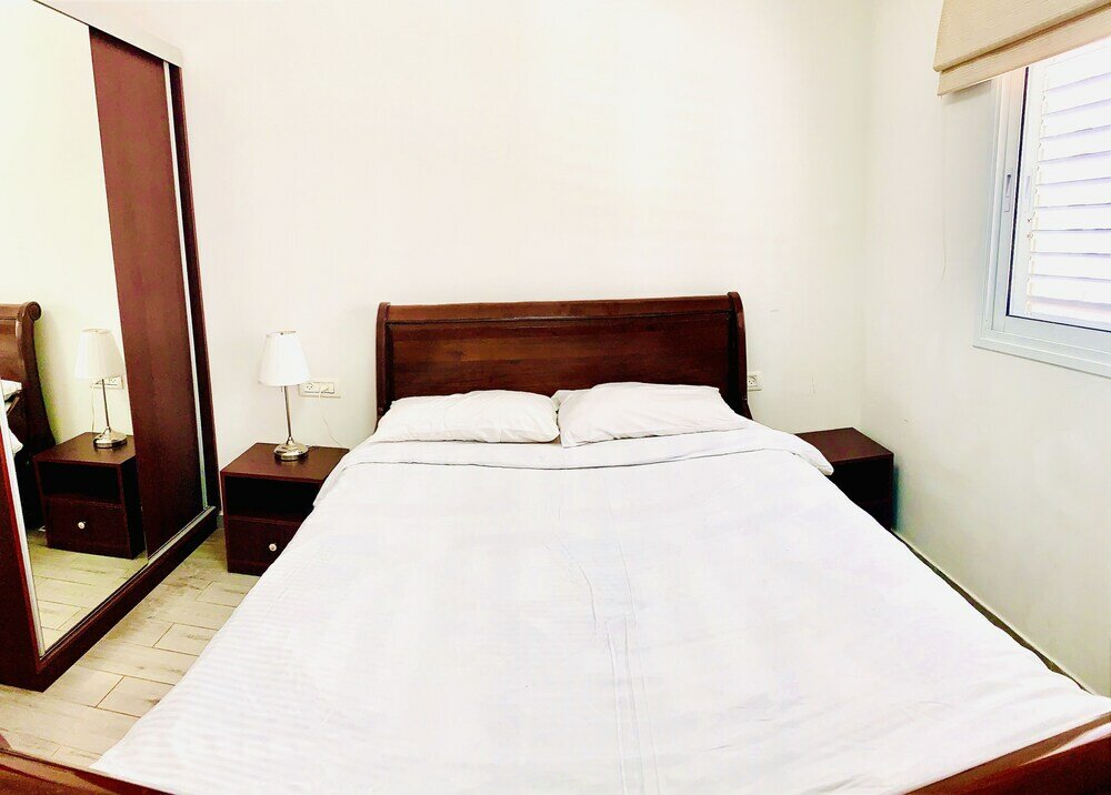 Фото Royal Lea Apartments