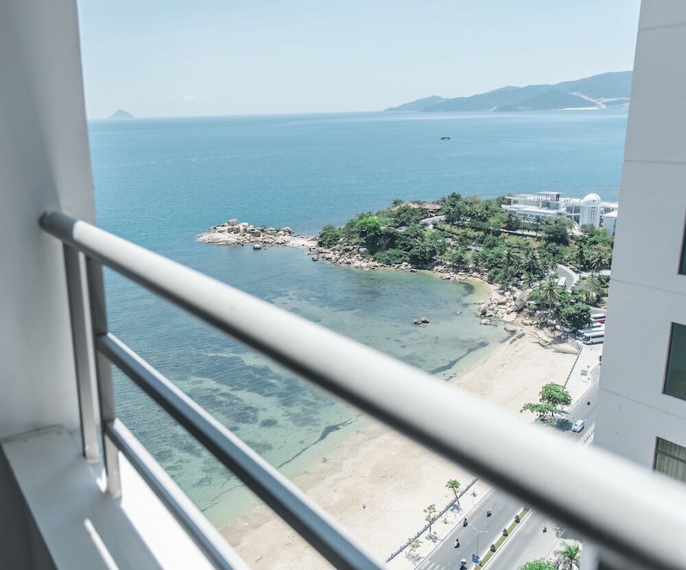 Фото Beach Front Oceanous Apartment