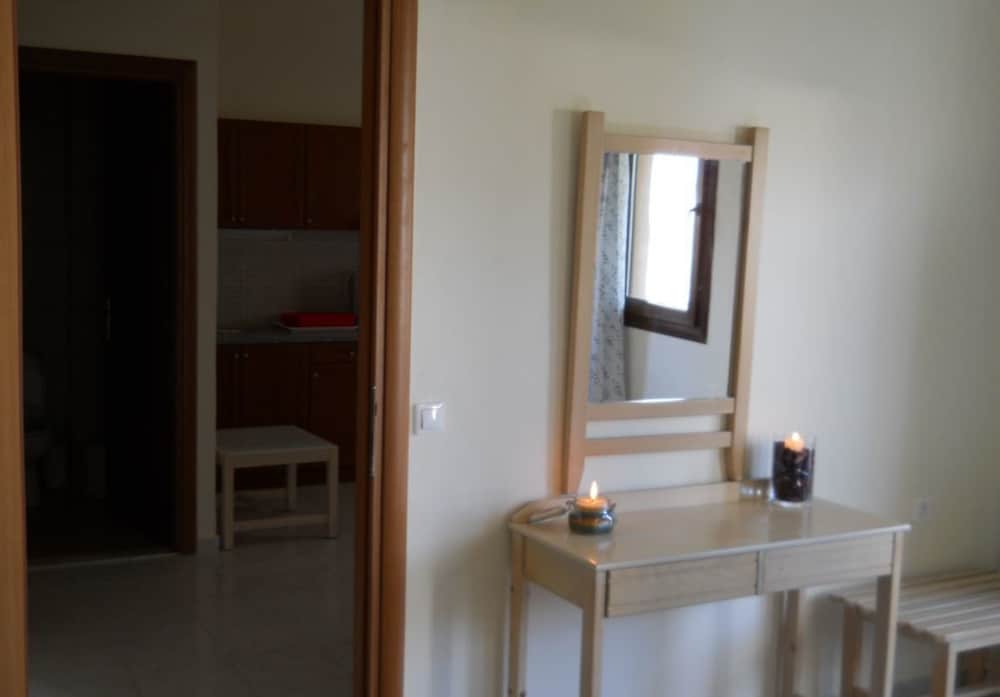 Фото Niriedes Dionyssos Village