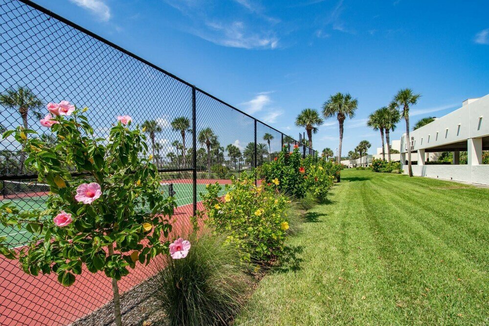 Фото Crescent Beach Condos