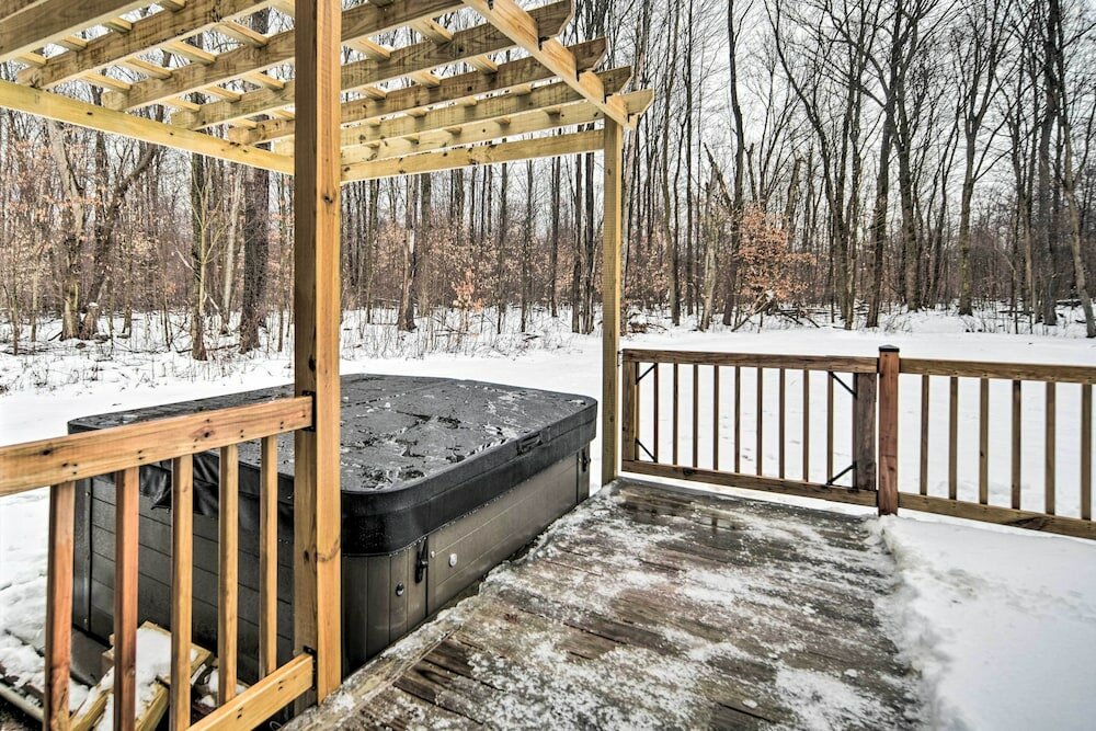 Фото Secluded Panama Cabin on 36 Acres w Hot Tub!