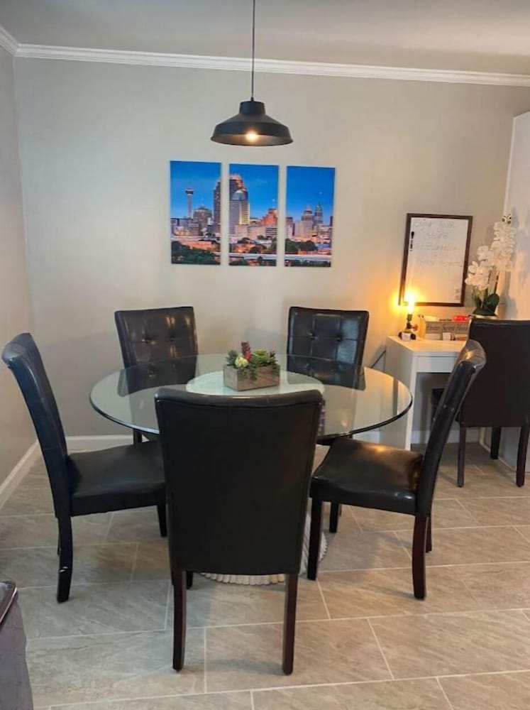 Фото Stunning Cozy Downtown Guesthouse