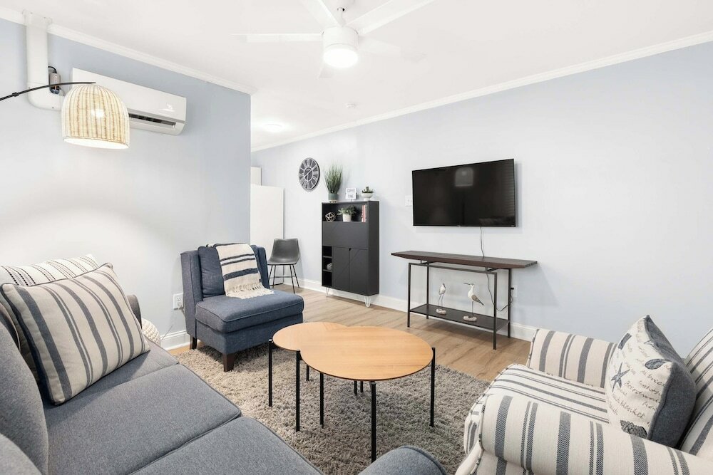 Фото Ebb and Flow Apartment House