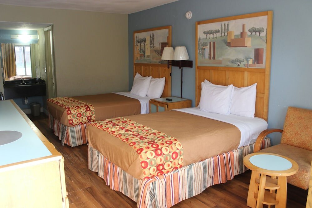 Фото Tampa Inn - Near Busch Gardens