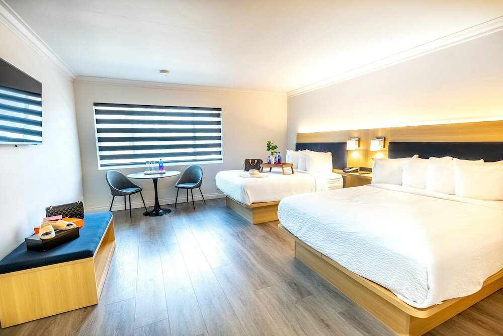 Фото The Live Hotel