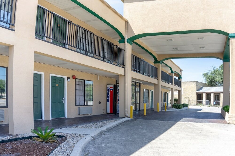 Фото Oyo Inn & Suites Medical Center San Antonio