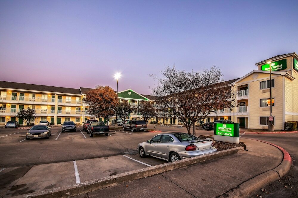 Фото HomeTowne Studios by Red Roof Austin